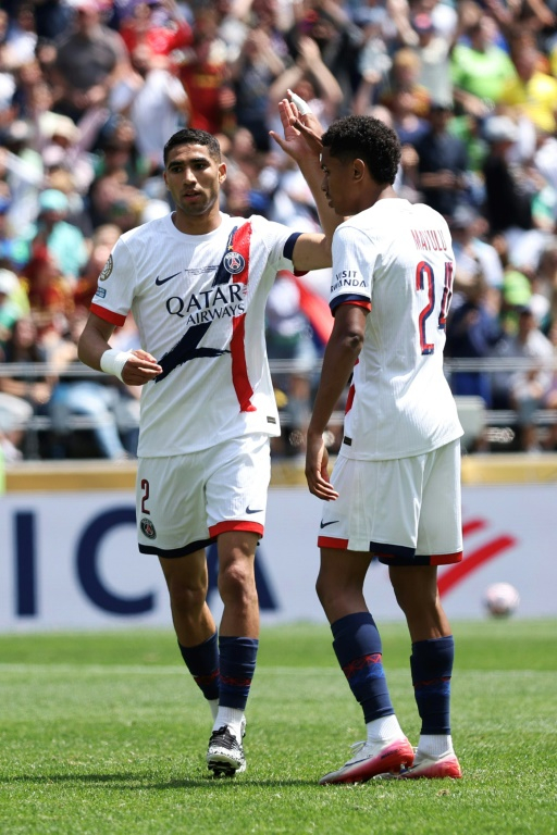 Achraf Hakimi félicité parSenny Mayulu après avoir marqué le but du break pour Paris contre Seattle au Lumen Field, le 23 juin 2025 ( Getty / Buda Mendes )