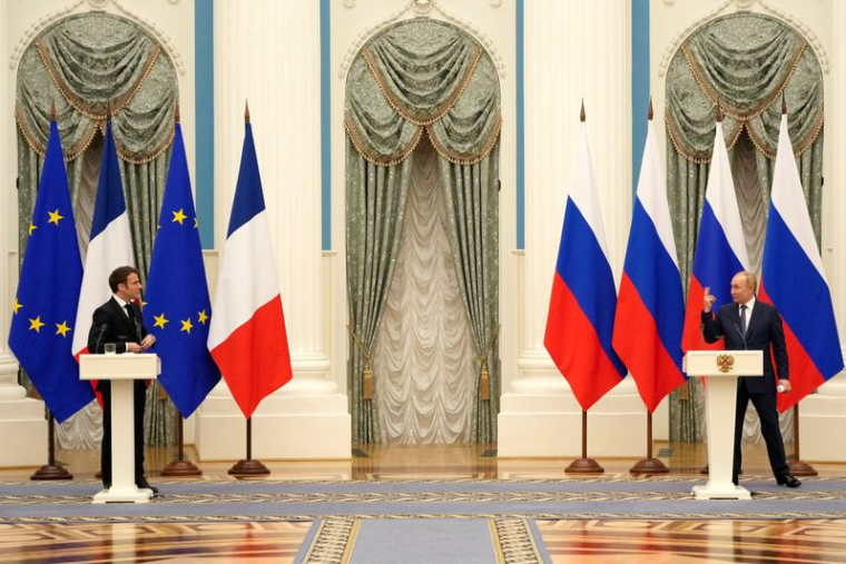Le président russe Vladimir Poutine et le président français Emmanuel Macron, assistent à une conférence de presse conjointe, à Moscou