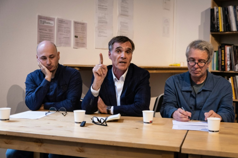 Le militant antifaschiste albanais Rexhino Abazaj, alias "Gino" (g), l'avocat français Laurent Pasquet-Marinacce (c) et l'auteur français Eric Vuillard en conférence de presse chez l'éditeur Actes Sud à Paris, le 16 septembre 2026 ( AFP / Simon WOHLFAHRT )