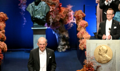 Michel Devoret prix Nobel de physique 2025 reçoit son prix à Stockholm le 10 décembre 2025 ( AFP / Jonathan Nackstrand )