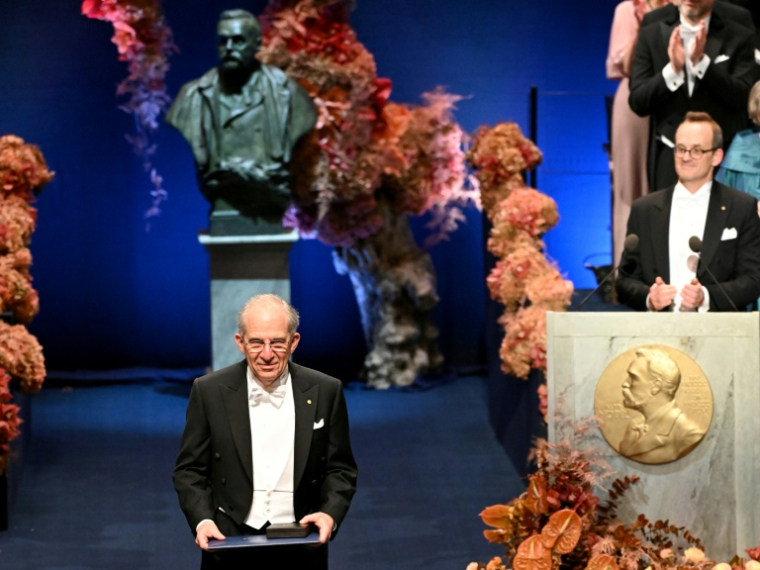 Michel Devoret prix Nobel de physique 2025 reçoit son prix à Stockholm le 10 décembre 2025 ( AFP / Jonathan Nackstrand )