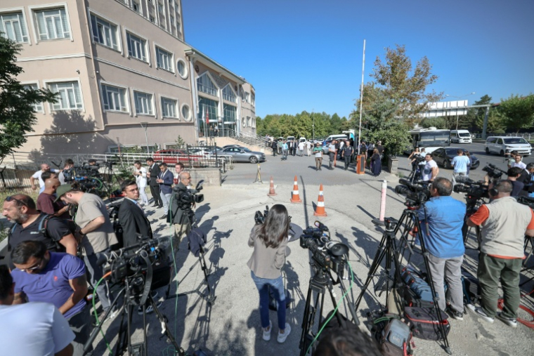Des jouranlistes patientent devant un tribunal d'Ankara, lundi 15 septembre, dans l'attente de la décision concernant la direction du CHP ( AFP / Adem ALTAN )