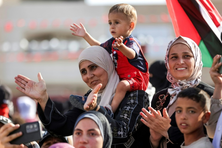 Des Palestiniens encouragent les mariés à une cérémonie de mariage collectif dans la ville de Gaz, le 11 mai 2026. ( AFP / Omar AL-QATTAA )