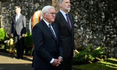 Le président allemand Frank-Walter Steinmeier (g) et le roi d'Espagne Felipe VI lors d'une cérémonie à Guernica, le 28 novembre 2025 ( AFP / ANDER GILLENEA )