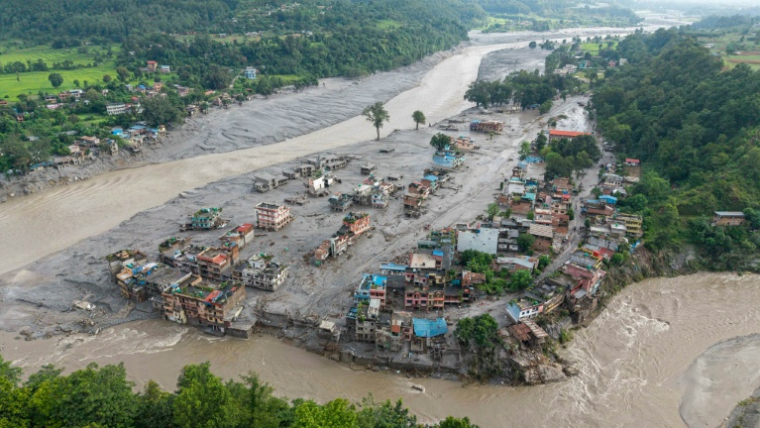 Vue aérienne de Devighat, après des inondations meurtrières le 27 août 2026 au nord de Katmandou au Népal, à la frontière avec le Tibet ( AFP / Prabin RANABHAT )