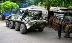 Des militaires sri-lankais stationnés devant la prison de Mahara, près de Colombo, théâtre d'une émeute, le 2 août 2026  ( AFP / Ishara S. KODIKARA )