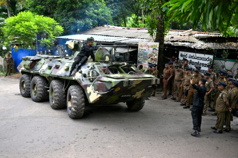 Des militaires sri-lankais stationnés devant la prison de Mahara, près de Colombo, théâtre d'une émeute, le 2 août 2026  ( AFP / Ishara S. KODIKARA )