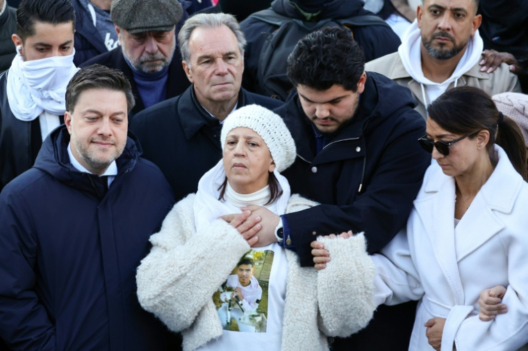 Ouassila Benhamdi, avec son fils Amine Kessaci, lors d'un rassemblement en hommage à son fils Mehdi, tué le 13 novembre, Marseille, le 22 novembre 2025 ( AFP / CLEMENT MAHOUDEAU )