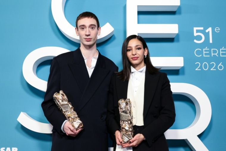 L'actrice française Nadia Melliti et l'acteur canadien Théodore Pellerin posent avec leur trophée après avoir remporté le César de la meilleure révélation féminine pour le film « La Petite Dernière » et le César du meilleur espoir masculin pour « Nino » lors de la 51e cérémonie des César à l'Olympia à Paris, le 26 février 2026 ( AFP / ALAIN JOCARD )