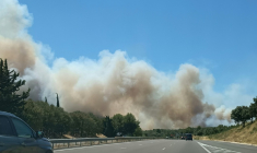 L'incendie près de Lédenon (Gard) photographié depuis une voiture sur l'autoroute A9, dimanche 5 juillet  ( AFP / Agnès PEDRERO )
