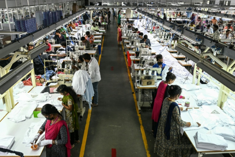 Des employés travaillent dans une usine de vêtements à Tiruppur, dans l'État du Tamil Nadu, dans le sud de l'Inde, le 23 septembre 2025 ( AFP / R. Satish BABU )