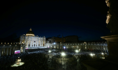 La foule attend le résultat du conclave sur la place Saint-Pierre, le 7 mai 2025 au Vatican ( AFP / Filippo MONTEFORTE )