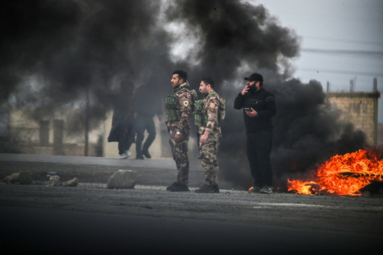 Combattants kurdes à l'entrée de Tabqa, dans le nord de la Syrie, le 17 janvier 2026 ( AFP / Delil SOULEIMAN )