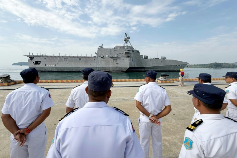L'USS Cincinnati (LCS-20) accueilli par des membres de la Marine royale cambodgienne à la base navale de Ream dans le sud du Cambodge le 24 janvier 2026 ( AFP / Suy SE )