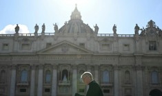 Un prélat passe devant la basilique Saint-Pierre à la veille du début du conclave, place Saint-Pierre au Vatican, le 6 mai 2025 ( AFP / Gabriel BOUYS )