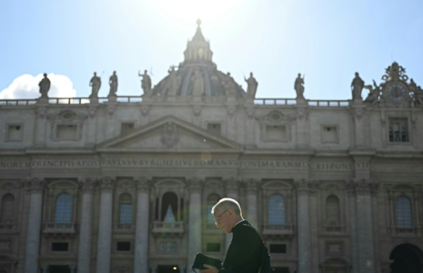 Un prélat passe devant la basilique Saint-Pierre à la veille du début du conclave, place Saint-Pierre au Vatican, le 6 mai 2025 ( AFP / Gabriel BOUYS )
