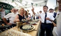 Le président de la République Emmanuel Macron, au centre, lors de son déplacement à Roquefort-sur-Soulzon, dans l'Aveyron, le 3 juillet 2025 ( POOL / Valentine CHAPUIS )