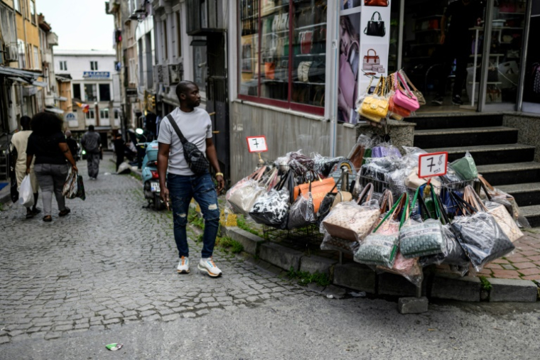 Un homme passe devant une boutique vendant des sacs à main dans le quartier de Laleli, à Istanbul, le 27 mai 2025 en Turquie ( AFP / Yasin AKGUL )