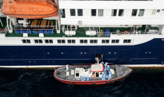Vue aérienne montrant du personnel de santé aidant des personnes à monter à bord d’un bateau depuis le navire de croisière MV Hondius, à l’arrêt au large du port de Praia, la capitale du Cap-Vert, le 6 mai 2026 ( AFP / - )