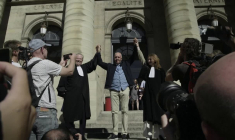 Condamnation à la perpétuité annulée: Dany Leprince ému et levant les bras