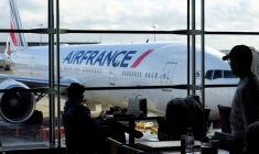 Photo d'archives: Des passagers attendent un vol Air-France
