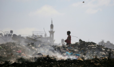 Un garçon palestinien cherche des objets à sauver dans une décharge d'ordures à Al-Bureij, dans le centre de la bande de Gaza, le 7 juillet 2025 ( AFP / Eyad BABA )