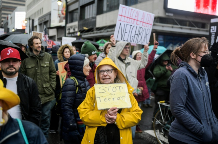Des personnes manifestent à Philadelphie contre la police de l'immigration, le 10 janvier 2026 ( AFP / Matthew HATCHER )