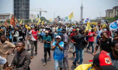 Des manifestants agitent des drapeaux lors d'une marche de l'opposition contre une modification de la Constitution, à Kinshasa, le 15 septembre 2026 ( AFP / Hardy BOPE )