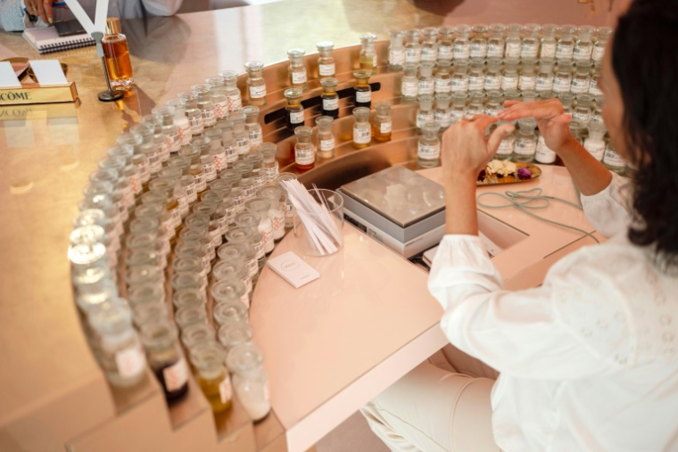 Un orgue à parfum au Domaine de la Rose, propriété de Lancôme, le 26 mai 2025 à Grasse, dans le sud de la France ( AFP / Frederic DIDES )