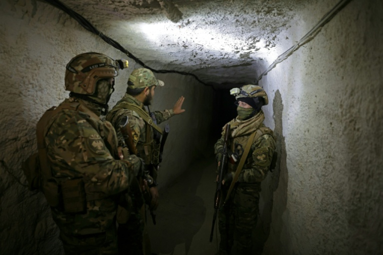 Des soldats syriens inspectent un tunnel entre la Syrie et le Liban, dans la région de Qousseir, le 1er avril 2026 ( AFP / Bakr ALkasem )