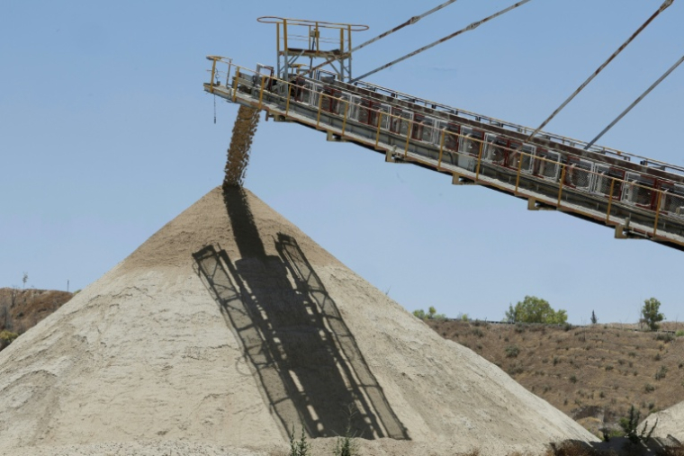 Du phosphate est extrait puis acheminé vers une zone de stockage dans la mine de phosphate à ciel ouvert de Sidi Chennane,  près de Khouribga, dans l'ouest du Maroc, le 30 juin 2026  ( AFP / Abdel Majid BZIOUAT )