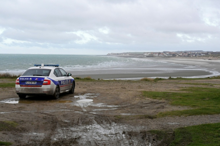 Des policiers patrouillent le 25 novembre 2021 près de la plage de Wimereux, dans le Pas-de-Calais, d'où des migrants partent pour traverser la Manche à bord de canots pneumatiques pour rejoindre l'Angleterre ( AFP / FRANCOIS LO PRESTI )