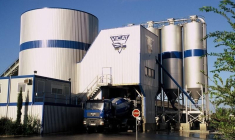 Un camion-toupie sortant d'une cimenterie Vicat (Crédit:  / Vicat)