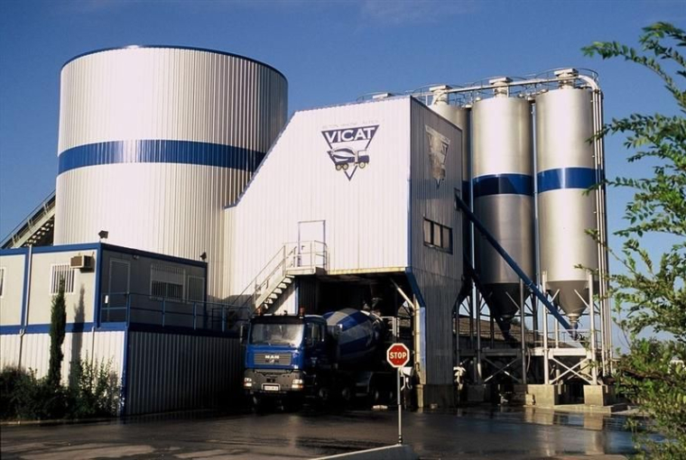 Un camion-toupie sortant d'une cimenterie Vicat (crédit photo : Vicat )