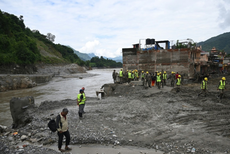 Des membres de l’armée népalaise se préparent à construire un pont au-dessus de la rivière Trishuli à Devighat, dans le district de Nuwakot au Népal, le 3 septembre 2026 ( AFP / Arun SANKAR )