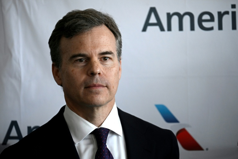 Le chef de mission diplomatique américaine au Venezuela, John Barrett, lors d'une conférence à l'aéroport international Simon Bolivar de La Guaira, dans l'État de La Guaira, au Venezuela, le 30 avril 2026 ( AFP / Federico PARRA )