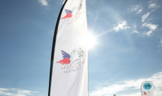 Le logo du Secours Populaire  lors de la campagne "Journées des oubliés des vacances", le 24 août 2022 à Deauville ( AFP / Lou BENOIST )