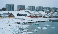 Des immeubles et des maisons sont photographiés à Nuuk, Groenland, le 24 mars 2025 ( AFP / Juliette PAVY )