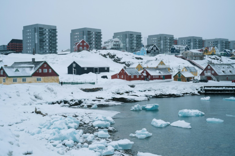 Des immeubles et des maisons sont photographiés à Nuuk, Groenland, le 24 mars 2025 ( AFP / Juliette PAVY )