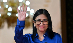 La présidente par intérim du Venezuela, Delcy Rodriguez, salue la foule après une conférence de presse au palais présidentiel de Miraflores à Caracas, le 14 janvier 2026 ( AFP / Juan BARRETO )