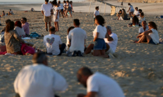 Quelque 220 personnes se sont retrouvées le 7 août 2026 sur la plage du Porge (Gironde), pour une soirée de solidarité après le mégafeu qui ravagé la commune ( AFP / ROMAIN PERROCHEAU )