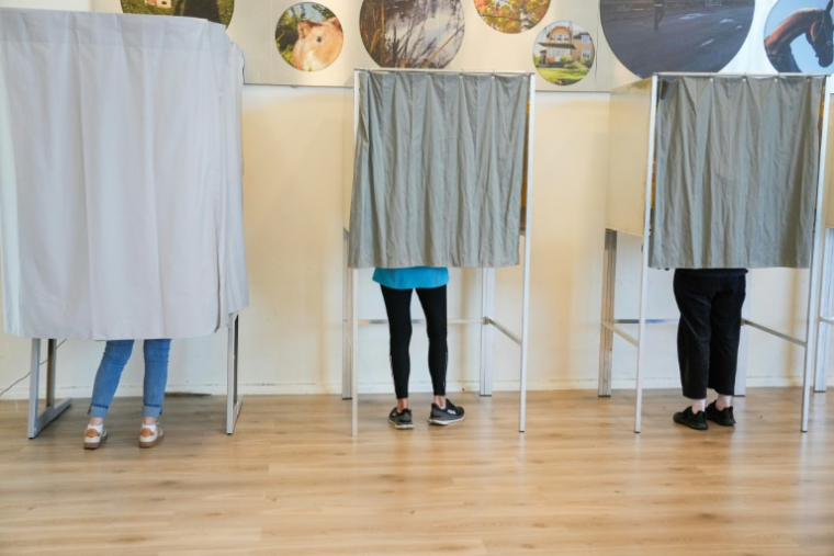 Des électeurs votent lors des législatives à Slattum, près d'Oslo, le 8 septembre 2025 en Norvège ( NTB / Javad Parsa )