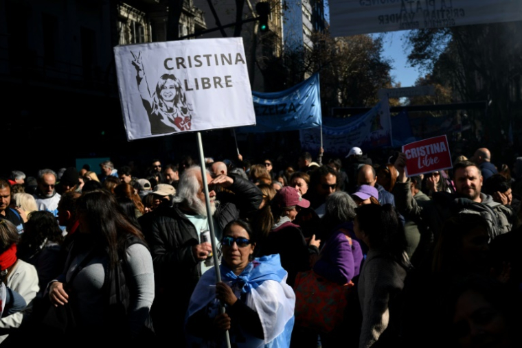 Une manifestante au rassemblement de soutien à l'ancienne présidente argentine Cristina Fernandez de Kirchner qui tient une pancarte "Cristina libre", à Buenos Aires, le 18 juin 2025 ( AFP / Luis ROBAYO )