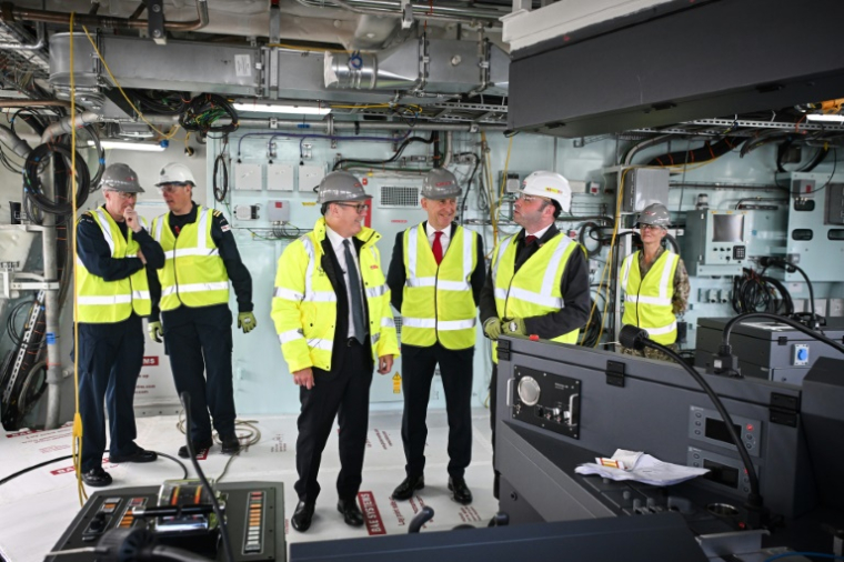 Le Premier ministre britannique Keir Starmer (c), le secrétaire britannique à la Défense John Healey (3e d) et le directeur du programme Type 26 de BAE Systems, David Shepherd (2e d), lors d'une visite de l'usine Govan de BAE Systems, à Glasgow, le 2 juin 2025 en Ecosse ( POOL / ANDY BUCHANAN )