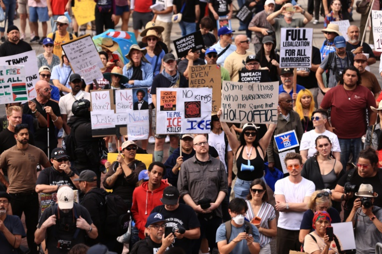 Une manifestation "No Kings" contre Donald Trump devant la mairie de Los Angeles, en Californie, le 17 octobre 2026 ( AFP / David Swanson )