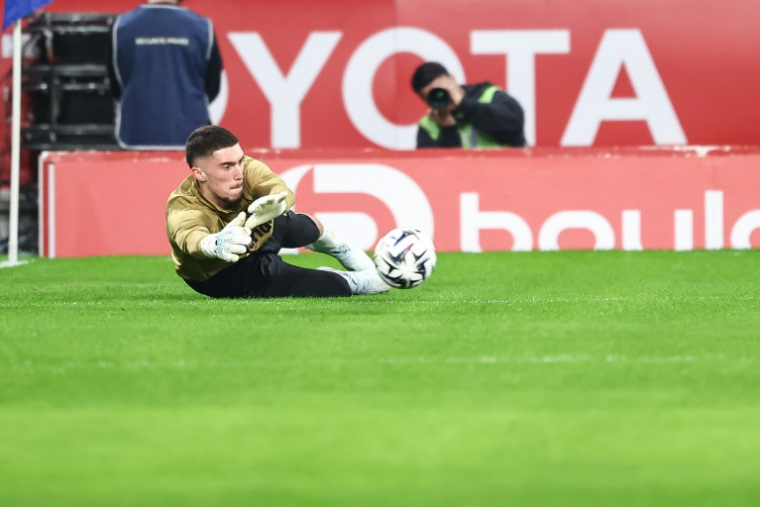 Le gardien lensois Robin Risser à l'échauffement avant le match entre le Racing Club de Lens et Lille au stade Pierre-Mauroy le 4 avril 2026 ( AFP / Sameer Al-DOUMY )