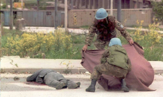 Des Casques bleu couvrent le corps d'un homme abattu par un sniper, à Sarajevo ( AFP / EPA-STR )