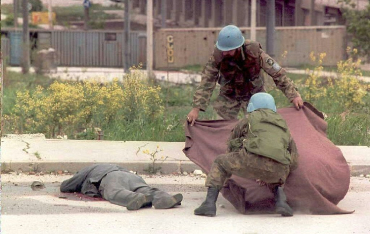 Des Casques bleu couvrent le corps d'un homme abattu par un sniper, à Sarajevo ( AFP / EPA-STR )