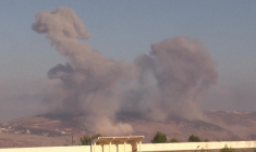 De la fumée s'élève dans le ciel après des frappes israéliennes dans le sud du Liban