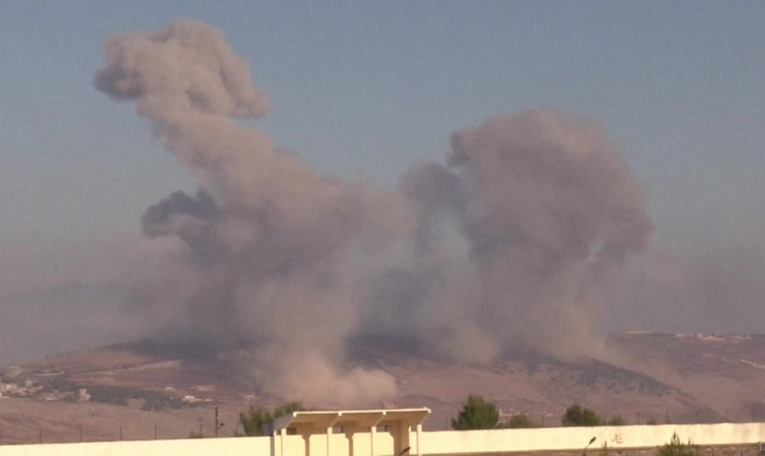 De la fumée s'élève dans le ciel après des frappes israéliennes dans le sud du Liban